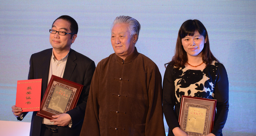 兒童類圖書獲獎(jiǎng)?wù)吲c頒獎(jiǎng)嘉賓合影