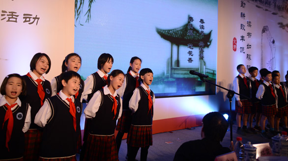 頒獎(jiǎng)現(xiàn)場(chǎng)打工子弟學(xué)校學(xué)生進(jìn)行了誦讀表演