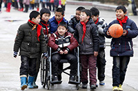 同學(xué)就是手足！安徽一男孩患病無法行走 被照顧7年