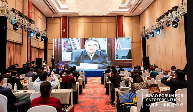 國家榮譽稱號獲得者、中國工程院院士、天津中醫(yī)藥大學(xué)校長張伯禮在視頻致辭