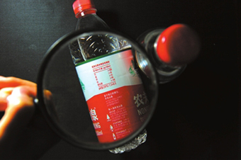 京華時報記者現(xiàn)場辯論 農夫山泉新聞發(fā)布會混亂