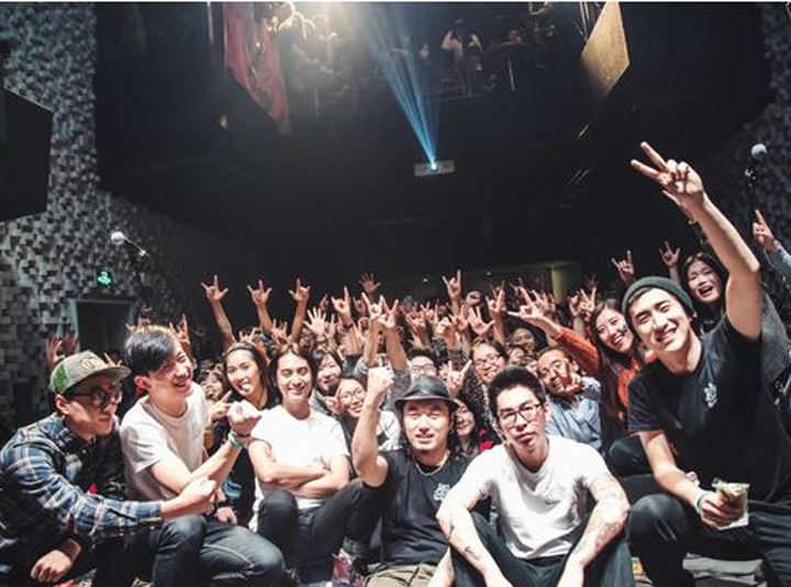 WHO&rsquo;S LISTENING？