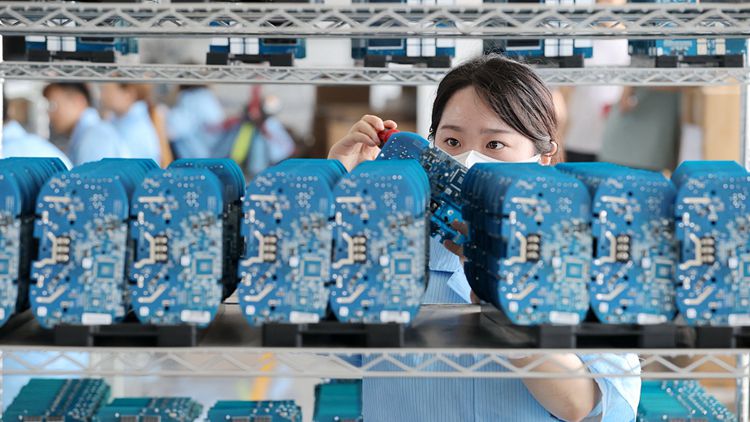 【財經(jīng)翻譯官】中國新能源汽車產(chǎn)銷量緣何連續(xù)七年全球居首？