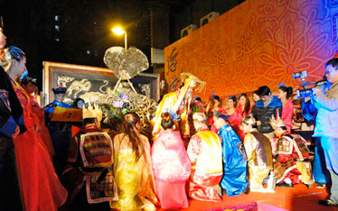 “年會兇猛”浪費之風(fēng)難剎