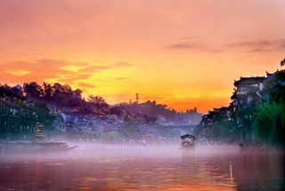 鳳凰古城　誰(shuí)的城？