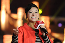 著名青年歌唱家、二炮文工團副團長陳思思傾情表演