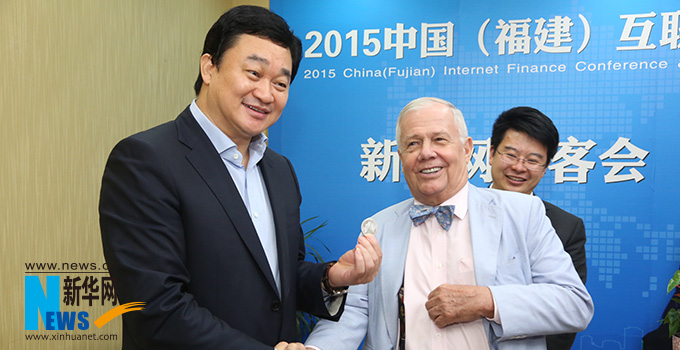 羅杰斯參加思客會(huì)，與新華網(wǎng)董事長、總裁田舒斌親切交談。