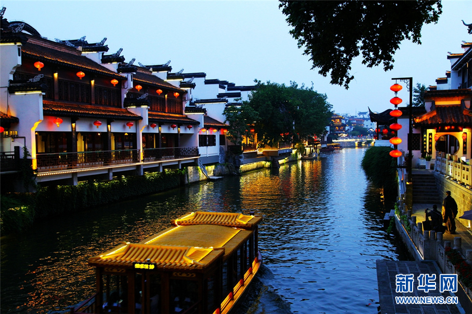 夜色秦淮河，璀璨醉人心