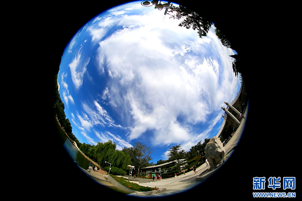 藍(lán)天白云秋光好