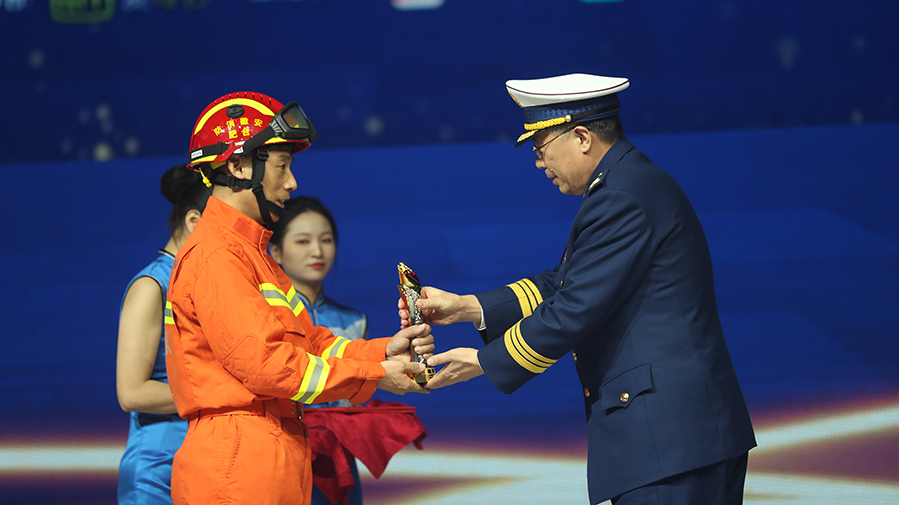 羅永強(qiáng)為&ldquo;逆火英雄&rdquo;陳三喜頒獎