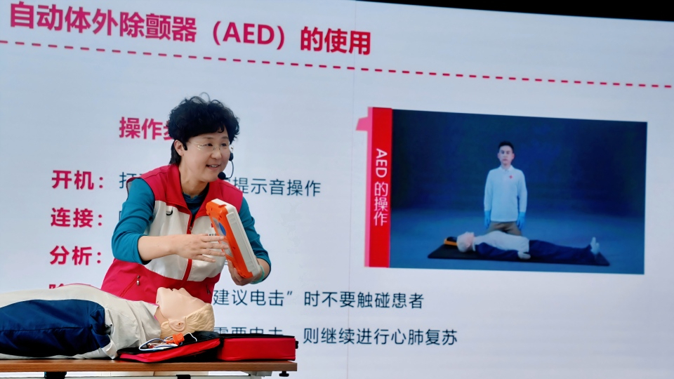 新華網(wǎng)民生觀察 |莫讓AED在生死關(guān)頭“掉鏈子”