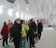 《城市邊緣·時(shí)間軸》吸引了不少市民駐足觀看