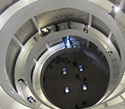 樓梯盤旋式的設(shè)計(jì)非常有趣 市民紛紛拿起相機(jī)留影