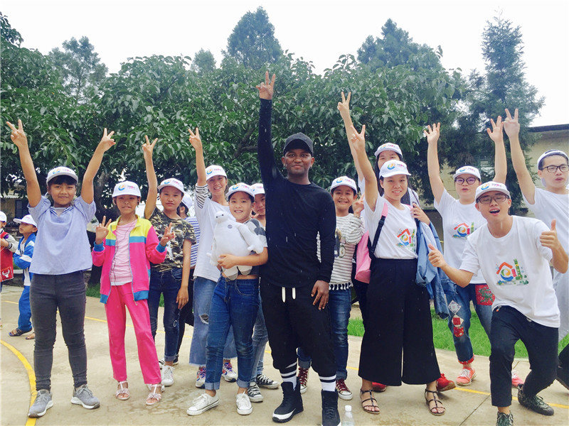 e創(chuàng)公益大使與志愿者、小朋友一起鄉(xiāng)村運動會