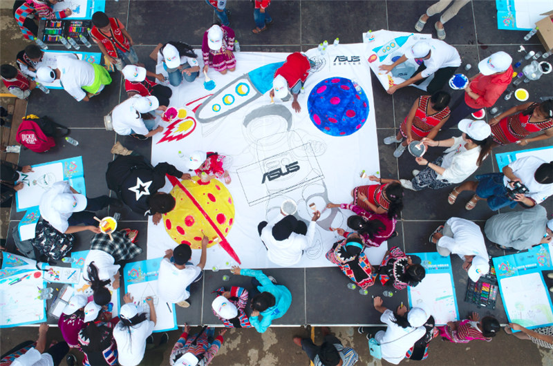 e創(chuàng)公益大使、志愿者和小朋友一同夢想涂鴉