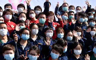 稟父老：樓蘭破，人平安，白衣戰(zhàn)士把家還！