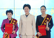 舒曉琴為獲獎(jiǎng)?wù)邊蔷辗?、高平珍頒獎(jiǎng)