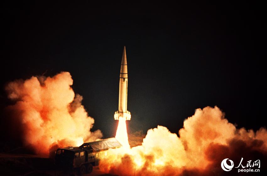 戈壁驚雷。馮根鎖攝