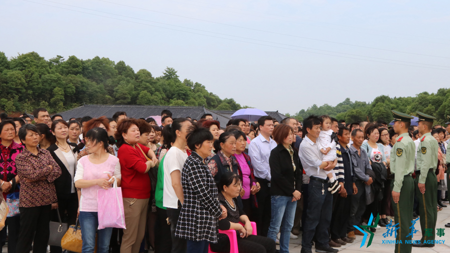 &uarr;資料圖片：張超烈士骨灰安葬儀式現(xiàn)場，岳陽的父老鄉(xiāng)親紛紛來給張超送別。