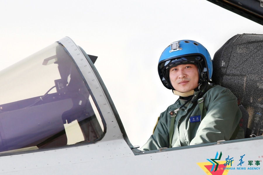 &uarr;戰(zhàn)機(jī)上準(zhǔn)備起飛的張超。