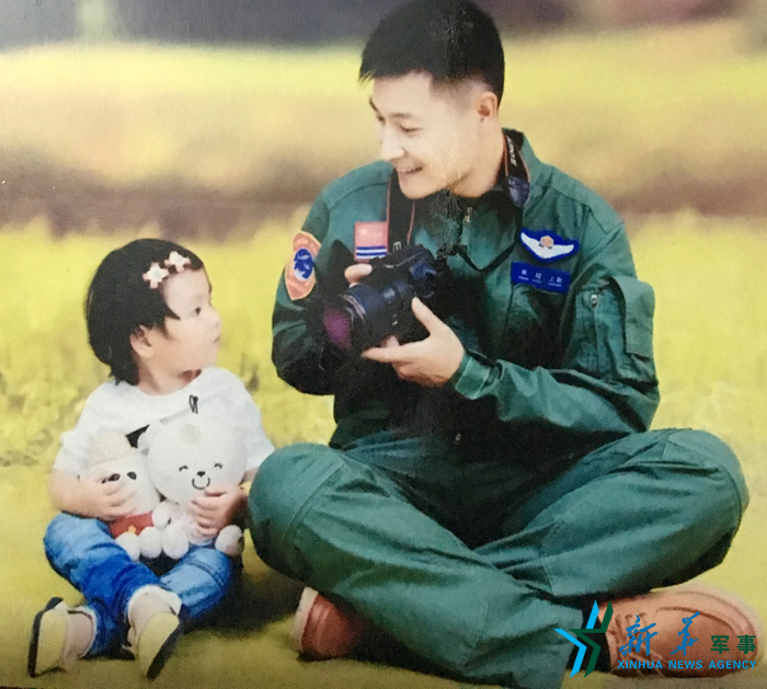 資料圖片：被選為艦載戰(zhàn)斗機(jī)飛行員的張超與女兒合影。