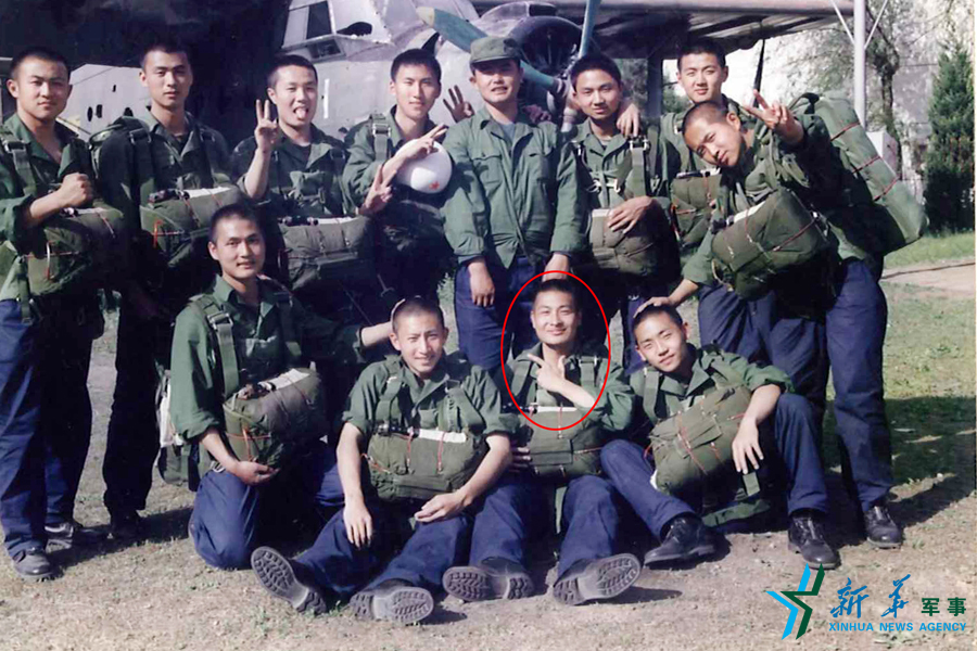 資料圖片：跳傘前合影留念。