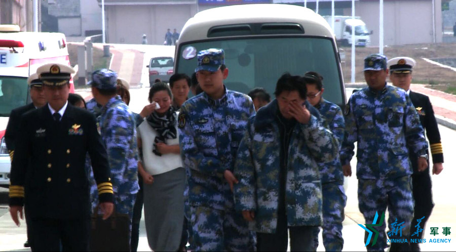 &uarr;張超的父親（右四）及家屬揮淚送別張超。