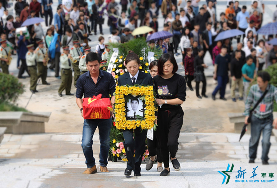 &uarr;張超烈士骨灰安葬儀式。