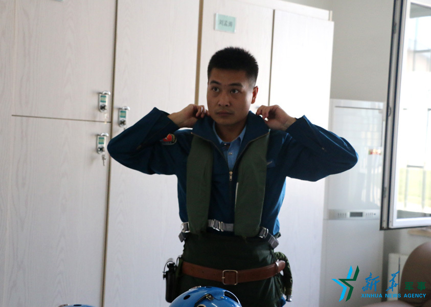 &uarr;資料圖片：張超嚴(yán)格按規(guī)定著裝參加飛行訓(xùn)練。