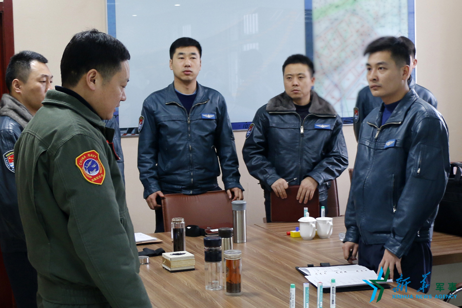 資料圖片：張超參加飛行后講評。