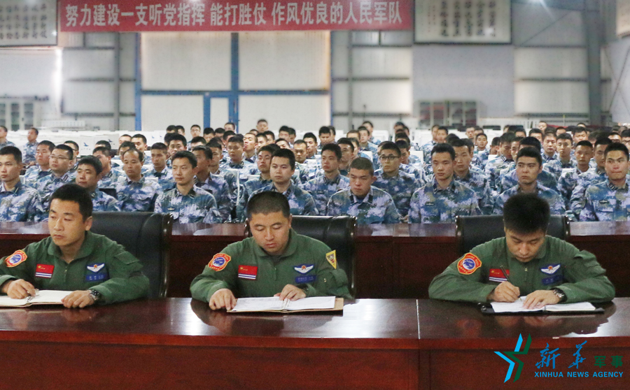 資料圖片：張超（右一）參加部隊(duì)思想政治教育。