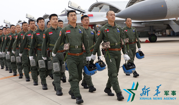 飛行員列隊(duì)進(jìn)場(chǎng)。