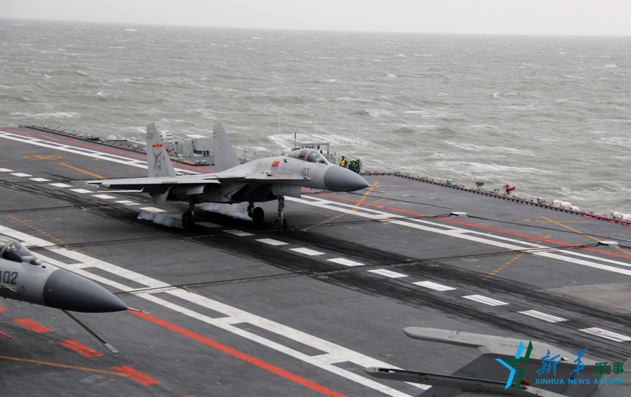 &uarr;資料圖片：艦載戰(zhàn)斗機(jī)下落著艦瞬間。