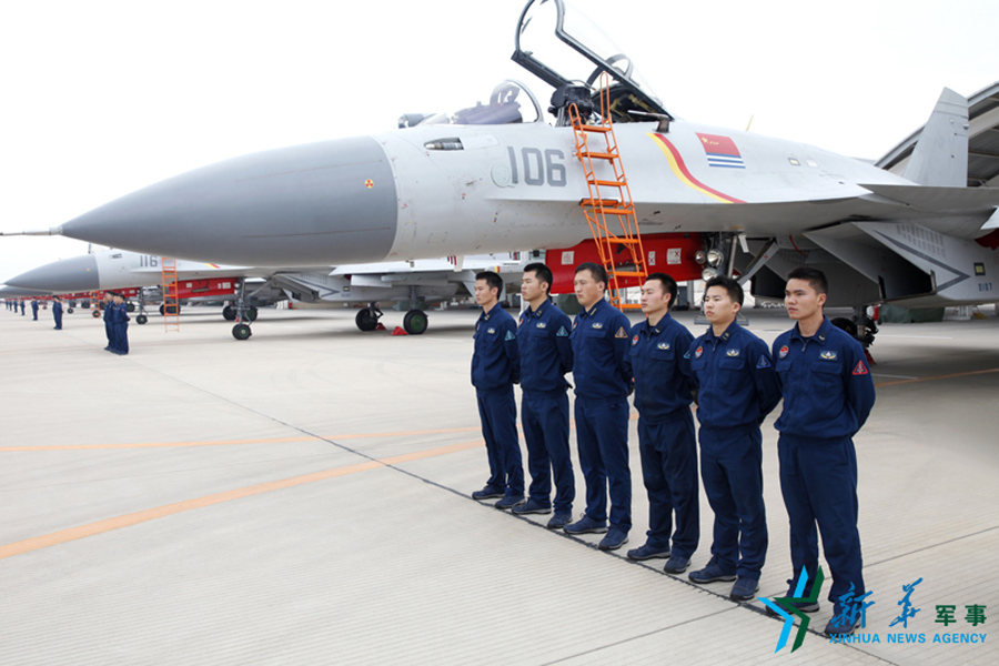 &uarr;機(jī)務(wù)官兵為戰(zhàn)鷹保駕護(hù)航。