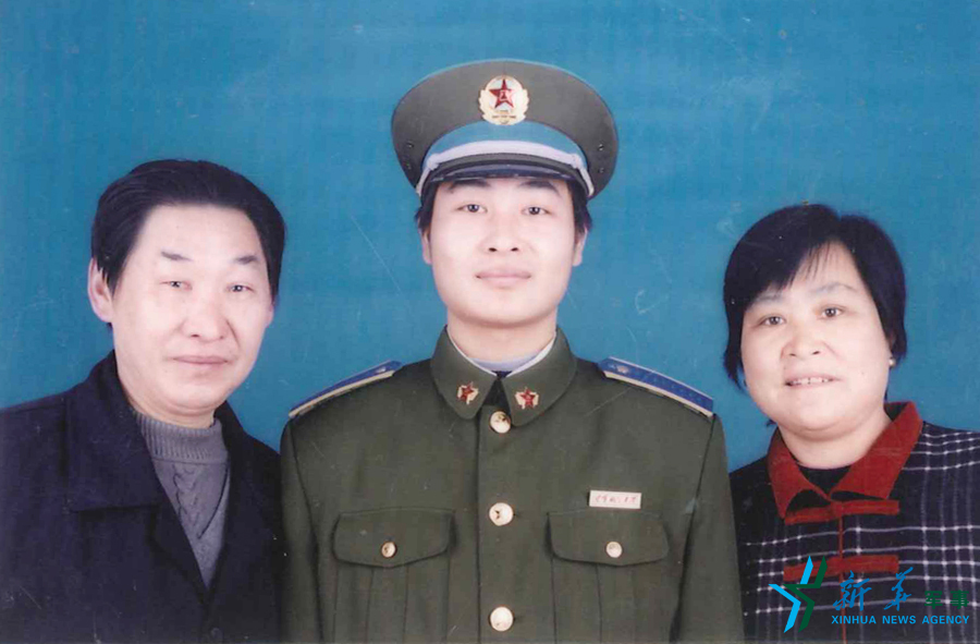 &uarr;資料圖片：張超考入飛行學(xué)院后成為全家的驕傲。