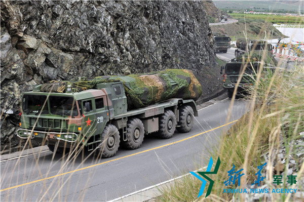 &uarr;向疏散隱蔽地域?qū)嵤└咚贆C(jī)動。（宋來蕤攝）