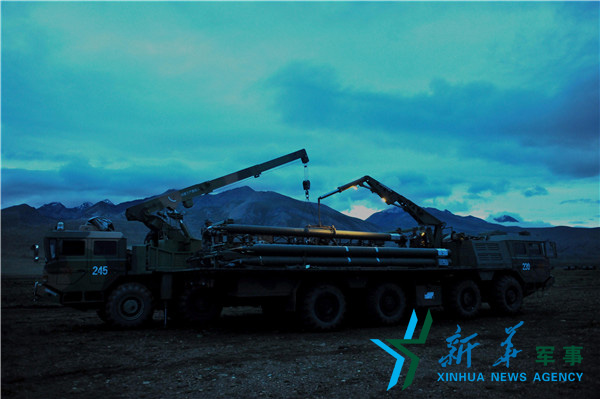 &uarr;昏暗條件下錘煉官兵火箭彈調(diào)裝技能 。（宋來蕤攝）