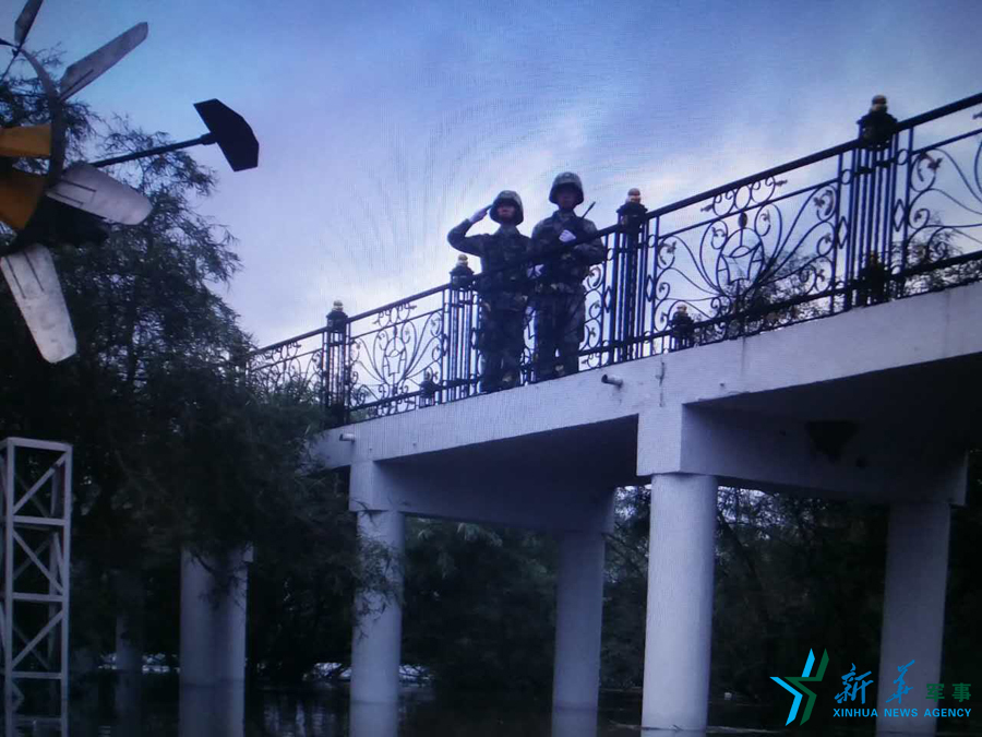 &uarr;中秋佳節(jié)，珍寶島的官兵在洪水中的堅(jiān)守。