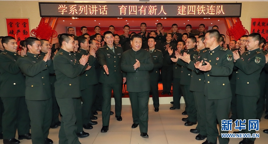 1月23日，習近平專程來到陸軍第65集團軍，深入基層連隊，看望慰問官兵，代表黨中央和中央軍委，向全軍指戰(zhàn)員、武警部隊官兵、民兵預備役人員致以誠摯問候和新春祝福。這是習近平在該集團軍&ldquo;大功三連&rdquo;同官兵在一起。新華社記者李剛攝