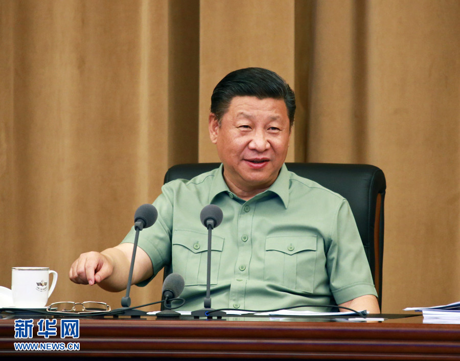 5月24日，中共中央總書記、國家主席、中央軍委主席習(xí)近平視察海軍機關(guān)，親切接見海軍第十二次黨代會全體代表和海軍機關(guān)正師職以上領(lǐng)導(dǎo)干部。這是習(xí)近平聽取海軍工作匯報后發(fā)表重要講話。 新華社記者 查春明 攝 