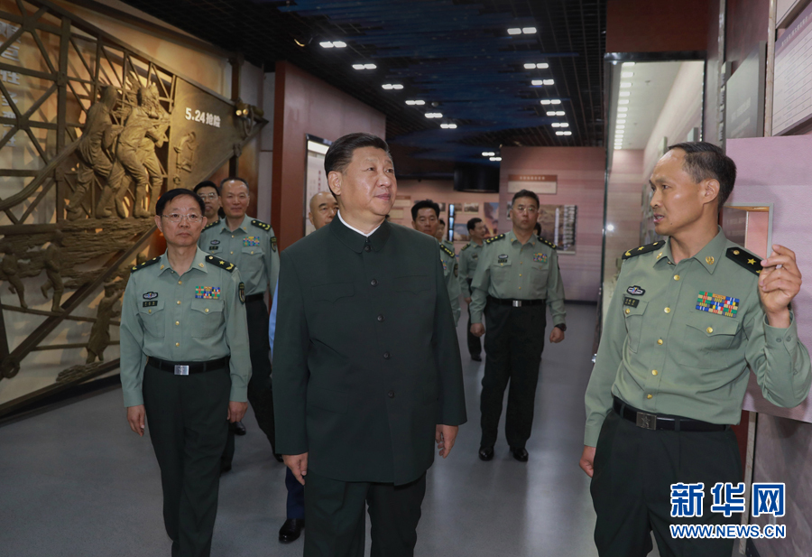6月22日，正在山西省考察工作的中共中央總書記、國(guó)家主席、中央軍委主席習(xí)近平來到駐晉部隊(duì)某基地視察調(diào)研，代表黨中央和中央軍委，向基地組建50周年致以熱烈的祝賀，向老一輩創(chuàng)業(yè)者、廣大基地官兵致以崇高的敬意和誠(chéng)摯的問候。這是習(xí)近平視察基地軍史館。新華社記者 李剛 攝