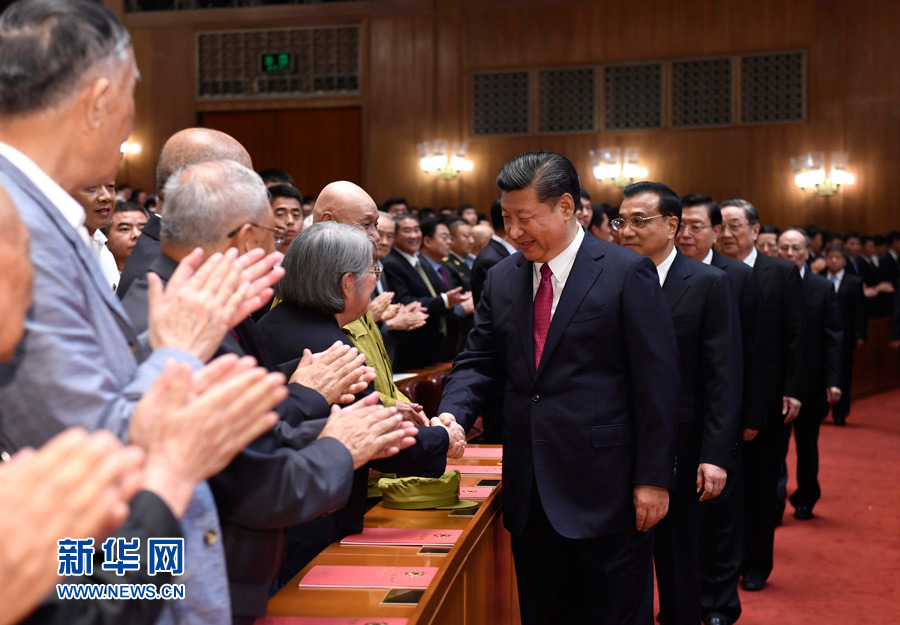 7月28日，慶祝中國人民解放軍建軍90周年文藝晚會《在黨的旗幟下》在北京人民大會堂舉行。中共中央總書記、國家主席、中央軍委主席習近平和李克強、張德江、俞正聲、劉云山、王岐山、張高麗等黨和國家領導人，與首都3000多名各界群眾一起觀看演出。演出開始前，習近平等與老戰(zhàn)士、老同志代表和&ldquo;八一勛章&rdquo;獲得者親切握手。新華社記者 李學仁 攝