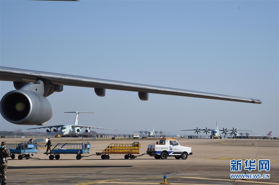 （聚焦疫情防控&middot;圖文互動）（4）空軍第四次向武漢大規(guī)?？者\醫(yī)療隊員和物資