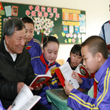 喬安山給小學(xué)生講雷鋒的故事。