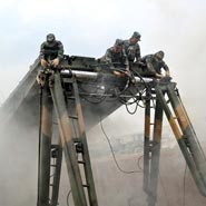 實(shí)拍解放軍架設(shè)&ldquo;大塊頭&rdquo;自動化鋼橋