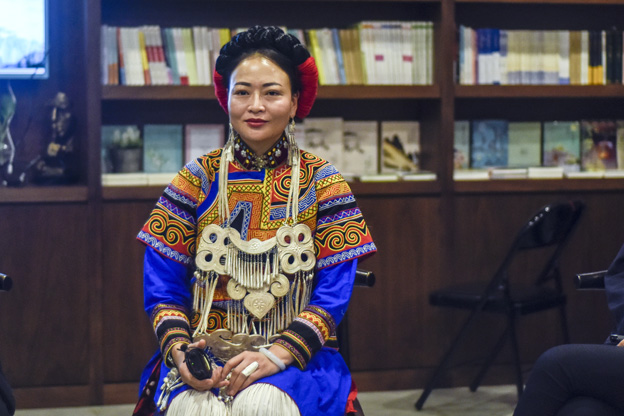 阿牛阿呷：對彝族姑娘來說，胎教就是彝族的刺繡文化，但是當(dāng)我們走出來，我們覺得我們對其他支系的服飾知識了解太少了，需要學(xué)習(xí)的很多，所以開辦了這個專業(yè)。