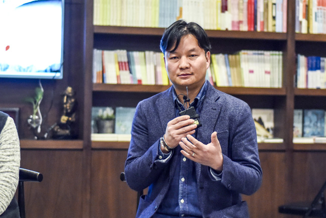 丁大為：烏銅走銀有三百年的歷史了，是云南地區(qū)獨(dú)有的技藝。這門技藝入門大概需要3年，學(xué)成需要20年。用語(yǔ)言去表達(dá)它其實(shí)是很難的。