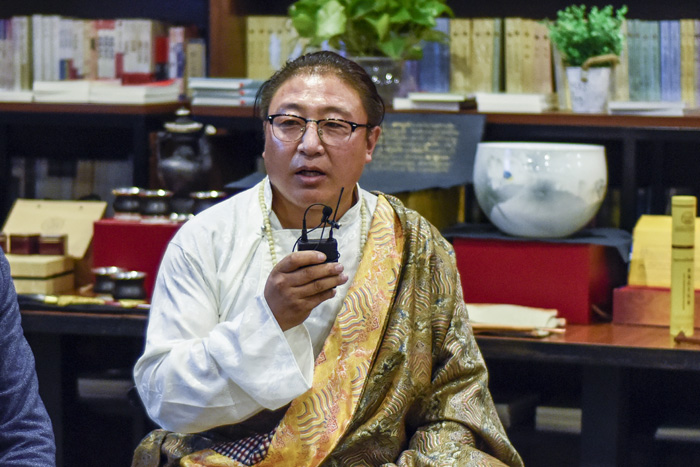 安久&middot;白瑪群加：絕對不能為了錢做手藝的傳承人，傳承手藝是因為我們有傳承民族特色文化的責(zé)任，要時刻謹(jǐn)記這一份責(zé)任。