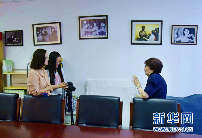 播音室里跟打仗一樣。從夜不能寐的緊張，到全神貫注的投入，用良好的習(xí)慣和過硬的專業(yè)素質(zhì)來化險為夷。