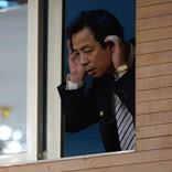 記者會(huì)現(xiàn)場(chǎng)調(diào)音師&ldquo;俯耳聽音&rdquo;